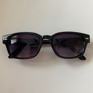 Black knockoff wayfarer